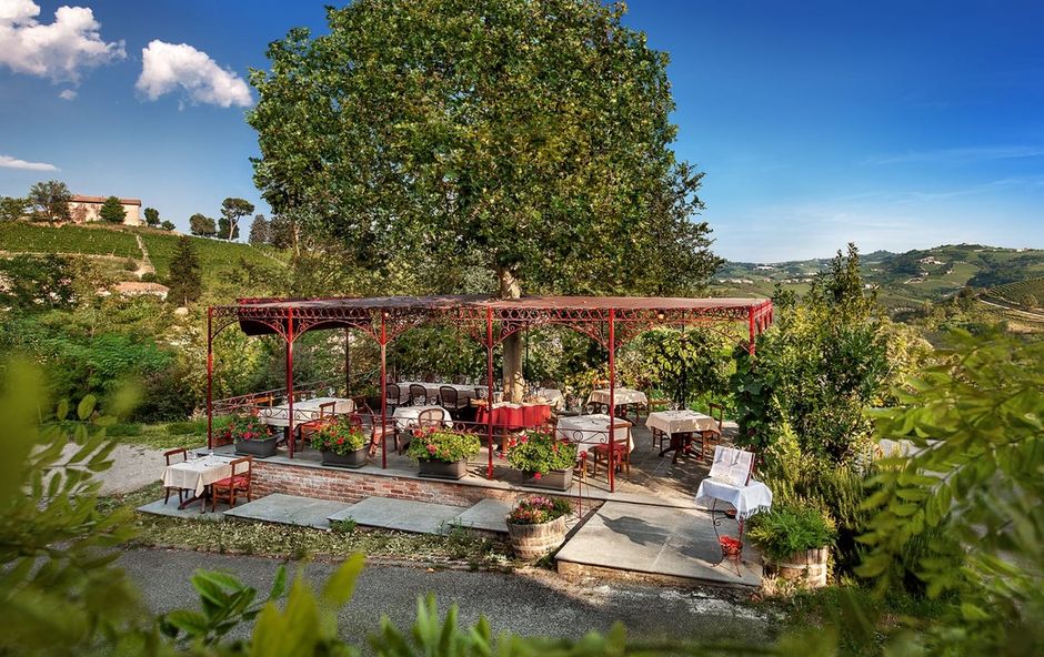 Neive (CN): il dehors della cantina del Rondò per provare l'emozione di una cucina abbinata ai grandi vini di Langa
