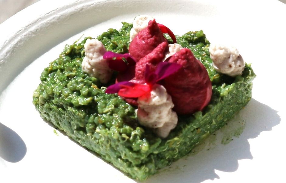 Burger di quinoa ai fiori eduli: quando la cucina vegetale incontra il colore Burger di quinoa ai fiori eduli: quando la cucina vegetale incontra il colore