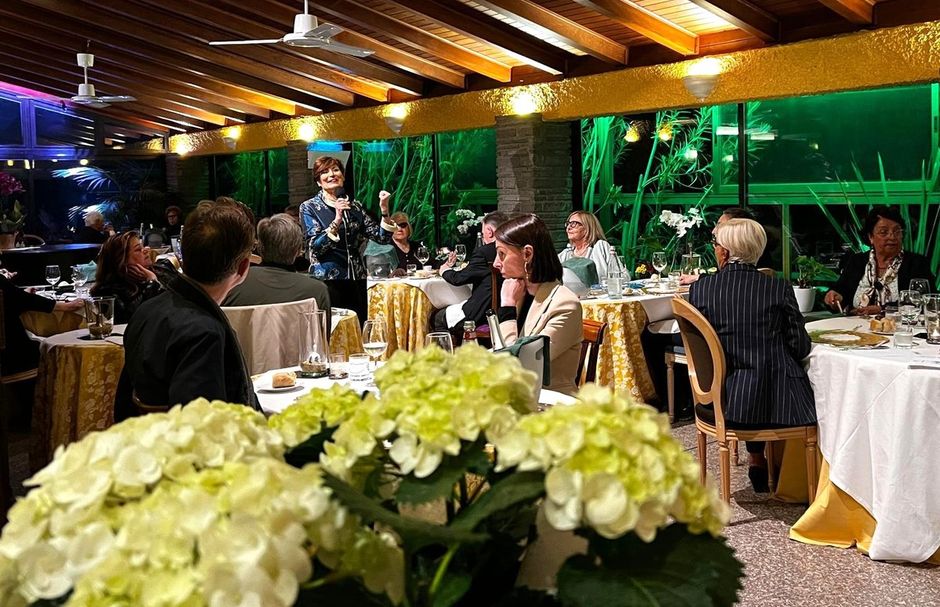 Grande successo a Torino per la serata &quot;A Tavola con i Fiori&quot; al Ristorante La Cloche con Barbara Ronchi della Rocca (FOTO)