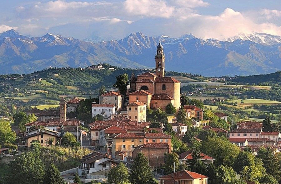 Vacanze nell'astigiano tra feste, castelli e grotte Vacanze nell'astigiano tra feste, castelli e grotte