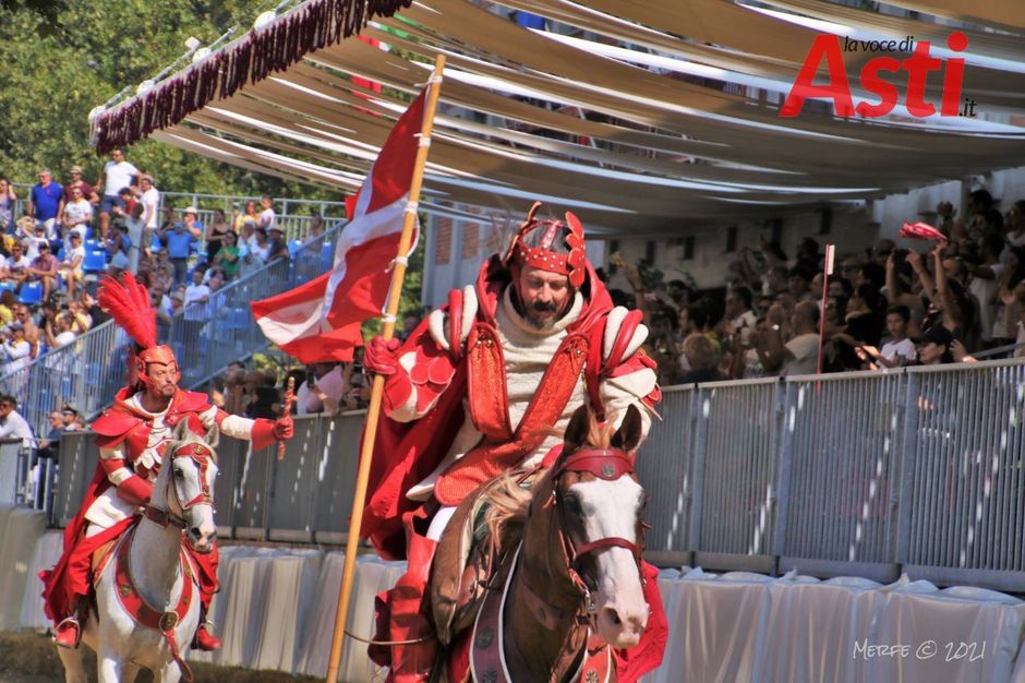 Si corre il Palio... Si corre il Palio. Asti torna a rivivere la sua manifestazione più attesa