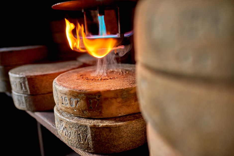 Formaggio Bettelmatt: al via la marchiatura delle forme in Val d'Ossola
