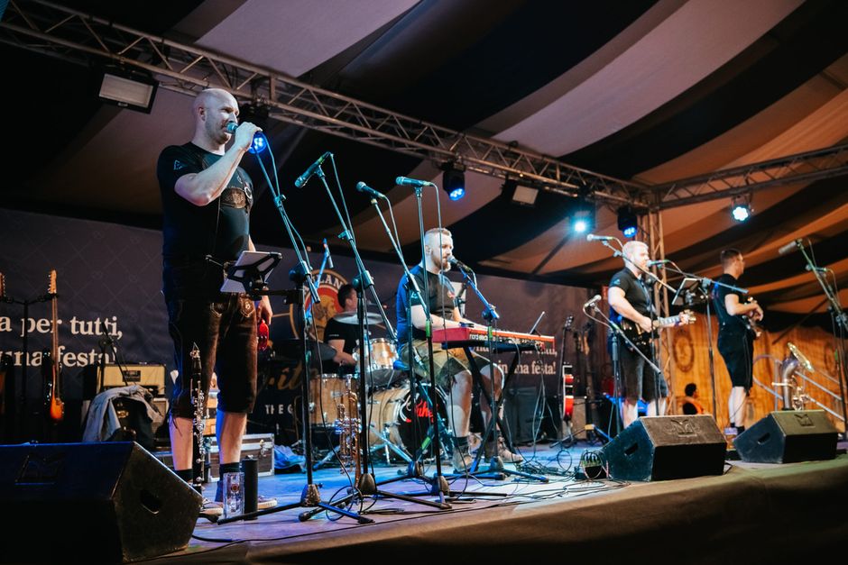 Pubblico entusiasta,musicae voglia di festaall’inaugurazione del “Paulaner OktoberfestCuneo”