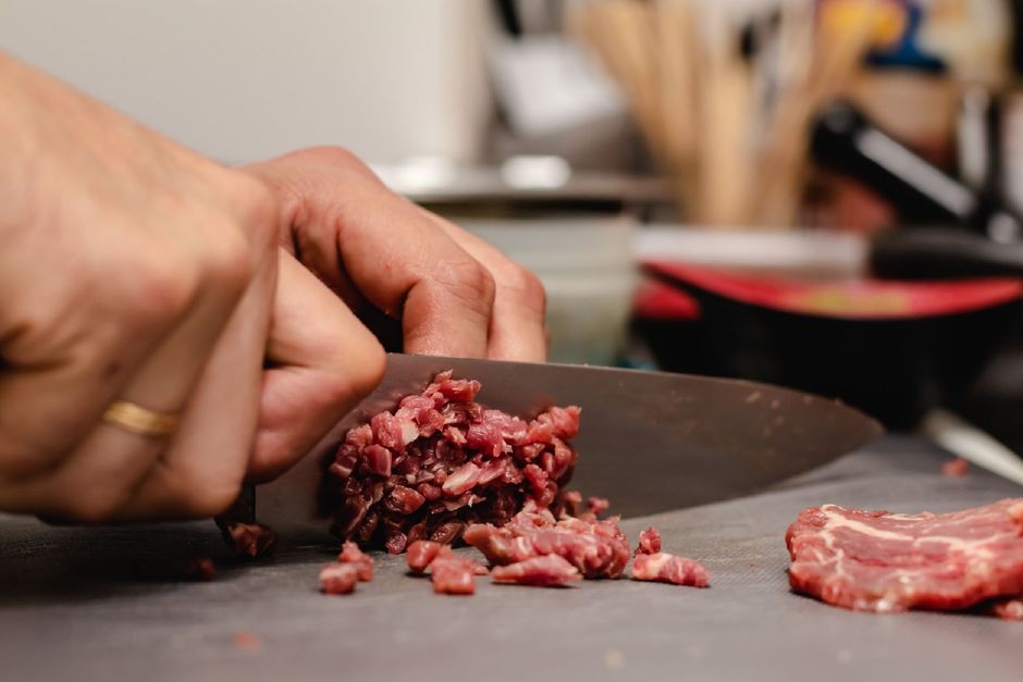 E' nata la Confraternita della Battuta al Coltello: «Così si prepara e si mangia l'autentica carne cruda» E' nata la Confraternita della Battuta al Coltello: «Così si prepara e si mangia l'autentica carne cruda»