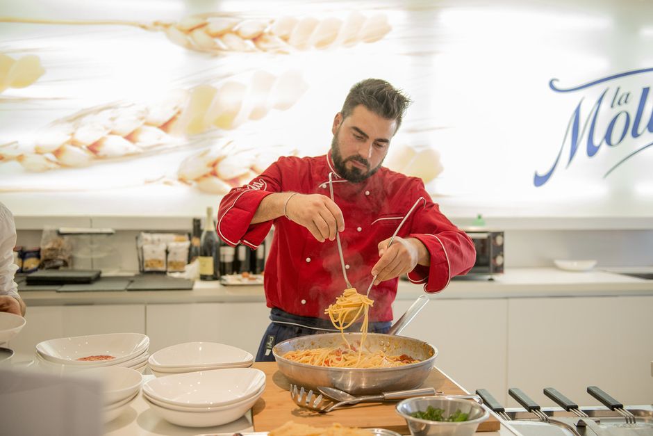 Lo chef Stefano Rufo vi invita a scoprire la tradizione gastronomica molisana, spesso trascurata e poco conosciuta, ma che presenta un’intensa interazione con i prodotti locali. Lo chef Stefano Rufo vi invita a scoprire la tradizione gastronomica molisana, spesso trascurata e poco conosciuta, ma che presenta un’intensa interazione con i prodotti locali.