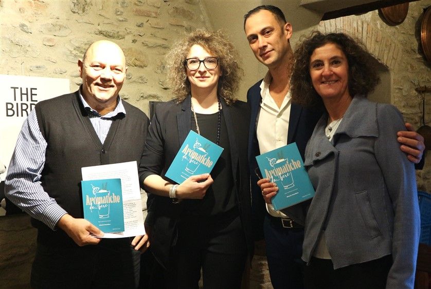Albenga: grande successo per la presentazione del libro di Ottavia Castellaro dedicato all'uso delle erbe aromatiche nella mixology Albenga: grande successo per la presentazione del libro di Ottavia Castellaro dedicato all'uso delle erbe aromatiche nella mixology