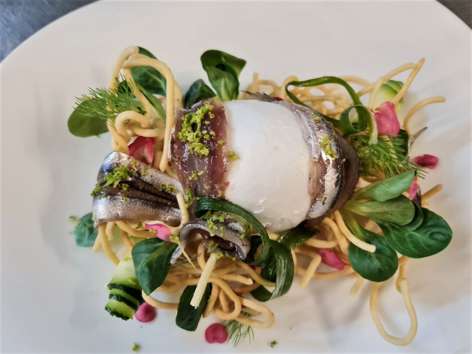 Tagliolini al nero di seppia in crema di lattuga con cuor d'olio e Scampo della chef Paola Chiolini Tagliolini al nero di seppia in crema di lattuga con cuor d'olio e Scampo della chef Paola Chiolini