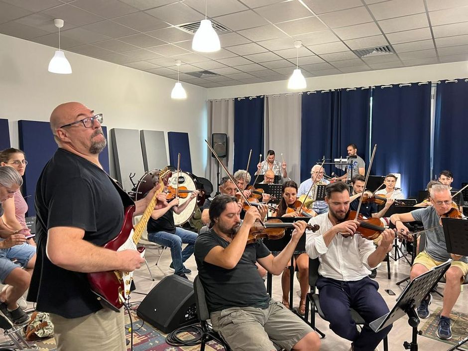Domani sera all’Alfieri la musica sinfonica si fonderà con il rock