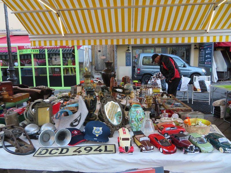 Tanti oggetti e tante curiosità nei marché à la brocante della Costa Azzurra Tanti oggetti e tante curiosità nei marché à la brocante della Costa Azzurra