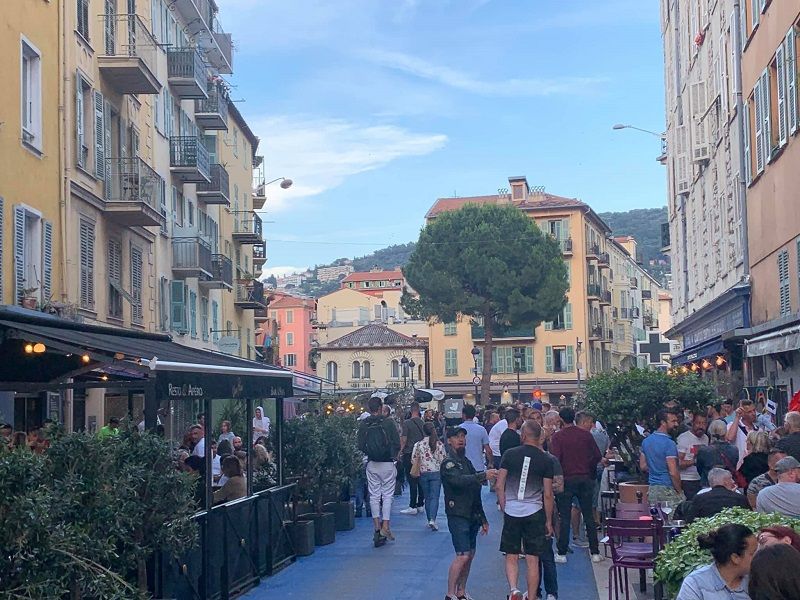 Nizza: al calar delle tenebre Rue Bonaparte si tinge con i colori dell’arcobaleno (Foto)