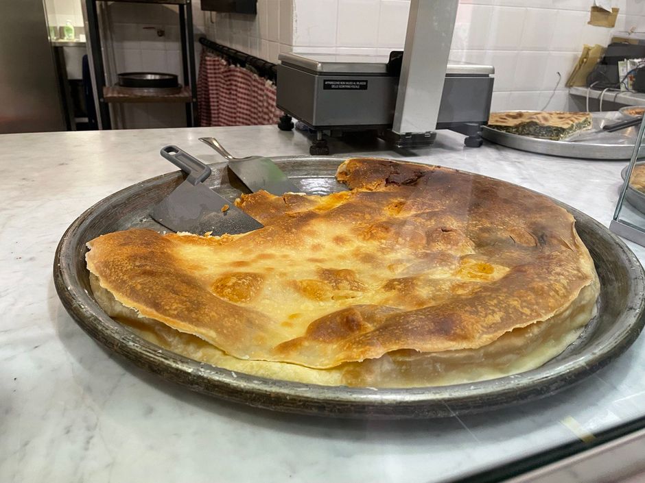 Genova: la contabile che fa la farinata: ‘Da-o Tagiaen’ storia di una riqualificazione che passa dalla tavola Genova: la contabile che fa la farinata: ‘Da-o Tagiaen’ storia di una riqualificazione che passa dalla tavola