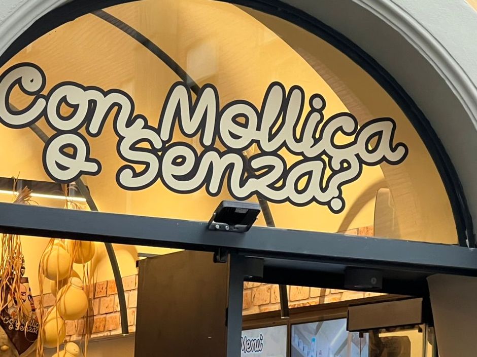 Torino: con mollica o senza? 43 minuti di coda per assaggiare il più social dei panini Torino: con mollica o senza? 43 minuti di coda per assaggiare il più social dei panini