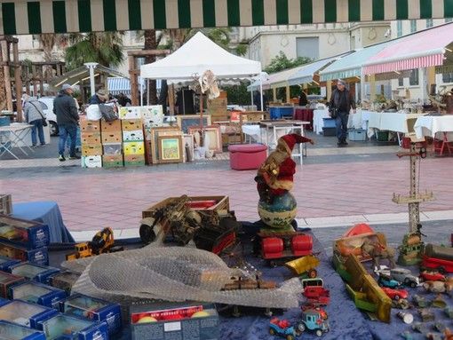 Tanti oggetti e tante curiosità nei marché à la brocante della Costa Azzurra