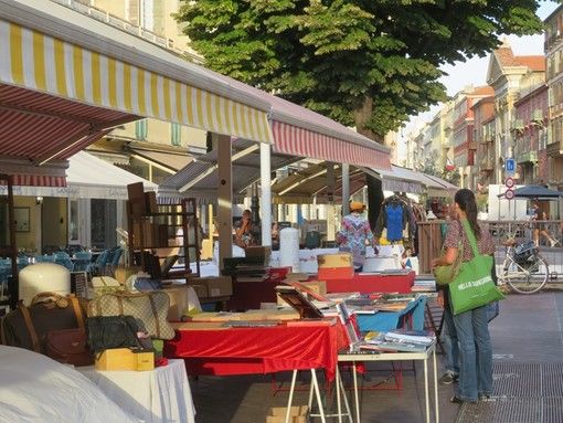 Tanti oggetti e tante curiosità nei marché à la brocante della Costa Azzurra