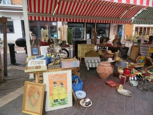 Tanti oggetti e tante curiosità nei marché à la brocante della Costa Azzurra