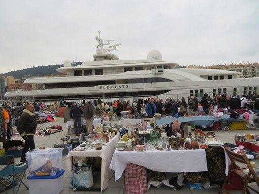 Tanti oggetti e tante curiosità nei marché à la brocante della Costa Azzurra Tanti oggetti e tante curiosità nei marché à la brocante della Costa Azzurra
