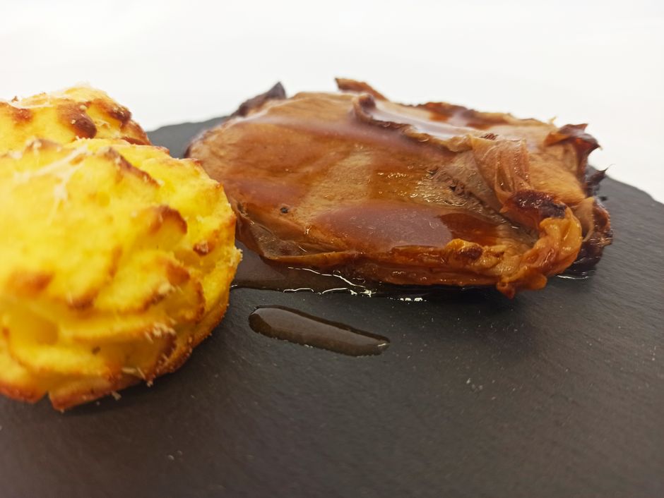 LA RICETTA - Arrosto di Cosciotto d’agnello alle erbe con patate Duchessa LA RICETTA - Arrosto di Cosciotto d’agnello alle erbe con patate Duchessa