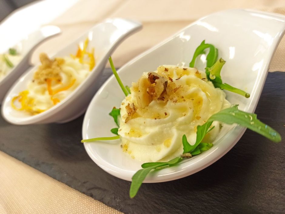 LA RICETTA – Finger food di seirass, miele d'acacia del Piemonte e noci
