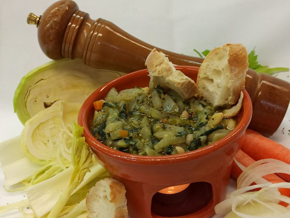 RICETTA: Minestra di cavoli e fagioli bianchi RICETTA: Minestra di cavoli e fagioli bianchi