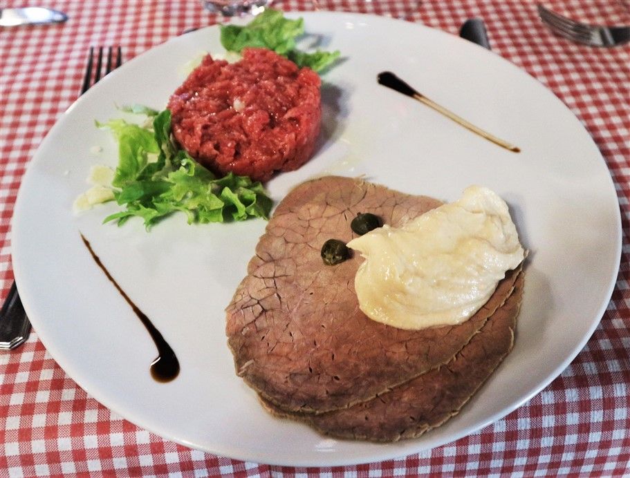 "Da Anna" a Lequio Tanaro (CN): l’atmosfera di una trattoria d’altri tempi con vista impagabile sul Monviso.