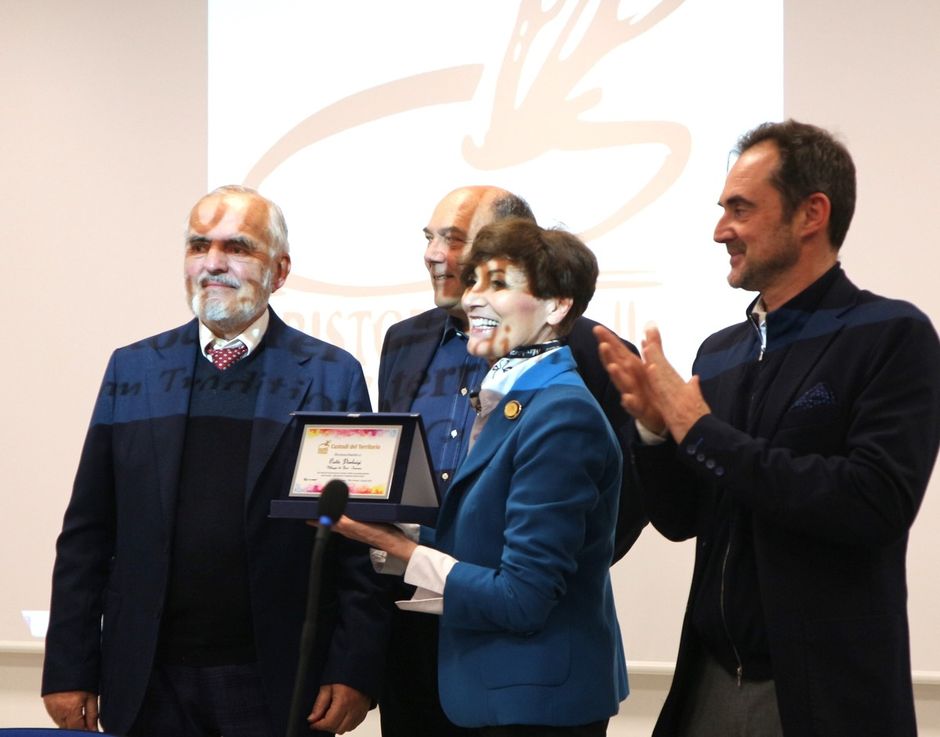 Sanremo: a Pier Luigi Catto la targa di “Custode del territorio” promossa dall’Associazione Ristoranti della Tavolozza e dal gruppo Morenews. Sanremo: a Pier Luigi Catto la targa di “Custode del territorio” promossa dall’Associazione Ristoranti della Tavolozza e dal gruppo Morenews.