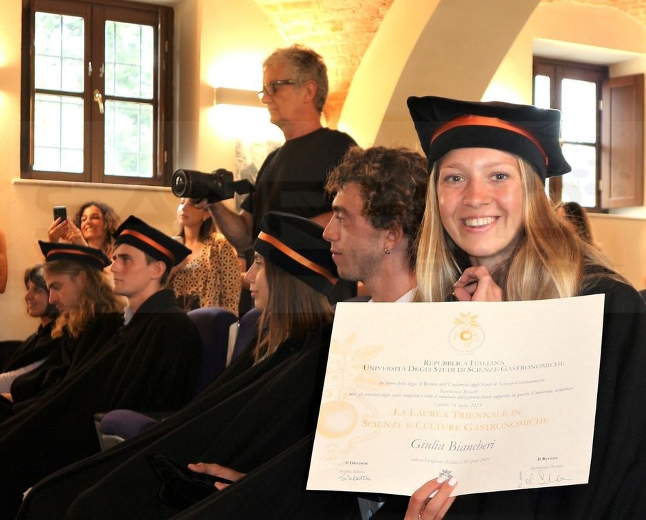 Università di Scienze Gastronomiche di Pollenzo: la prima tesi di laurea sui fiori eduli in cucina Università di Scienze Gastronomiche di Pollenzo: la prima tesi di laurea sui fiori eduli in cucina