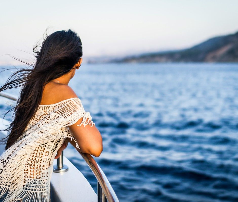 Il fascino senza tempo delle crociere: viaggio tra relax e luoghi da sogno