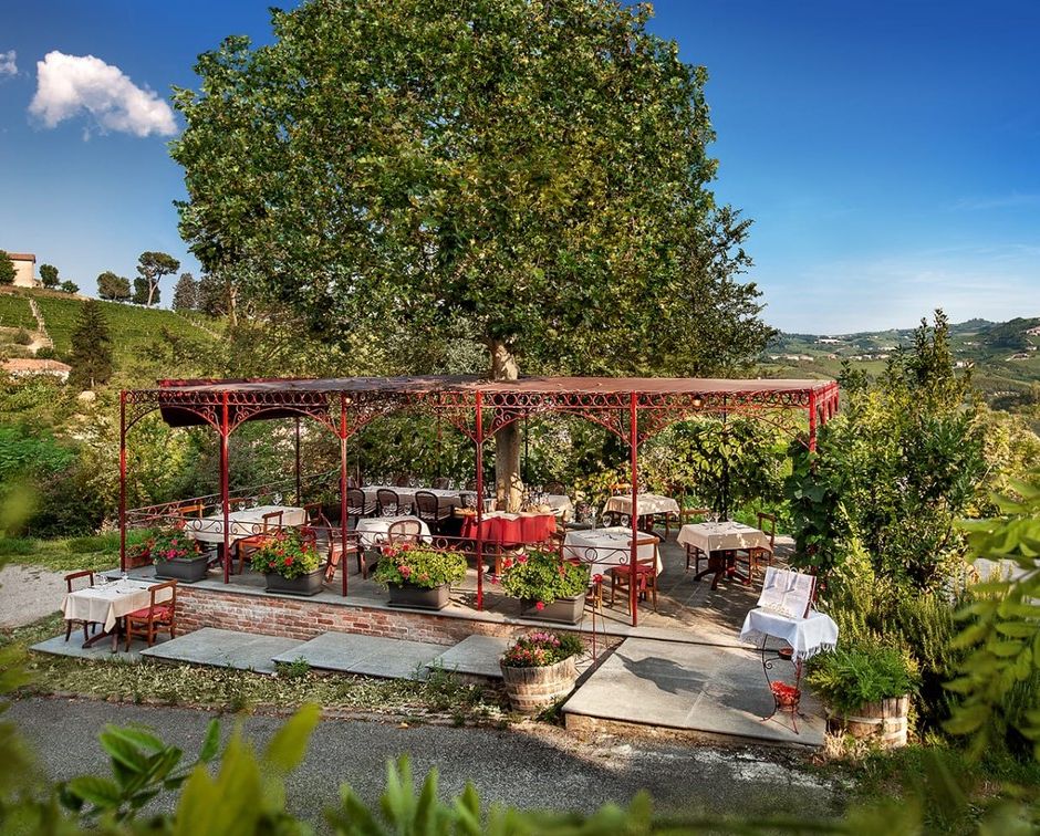 Neive (CN): il dehors della cantina del Rondò per provare l'emozione di una cucina abbinata ai grandi vini di Langa
