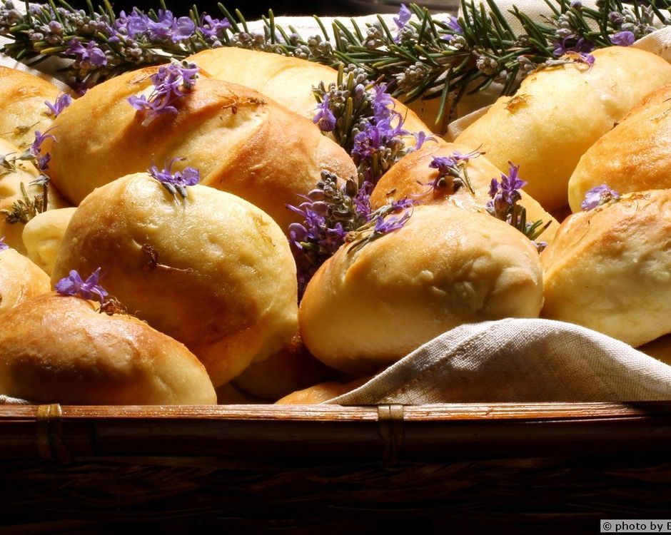 I fiori nel piatto: la ricetta dei &quot;Panini ai fiori di Rosmarino&quot; dello chef Gianfranco Calidonna