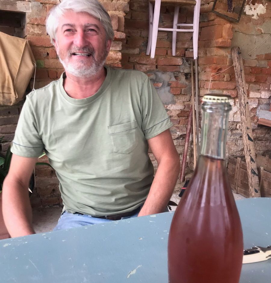 A Colle San Defendente, Ferrere (Asti) l’azienda vinicola Bricco Visconti produce vini prodotti secondo metodo naturale affinati in contenitori in ceramica a forma di uovo.