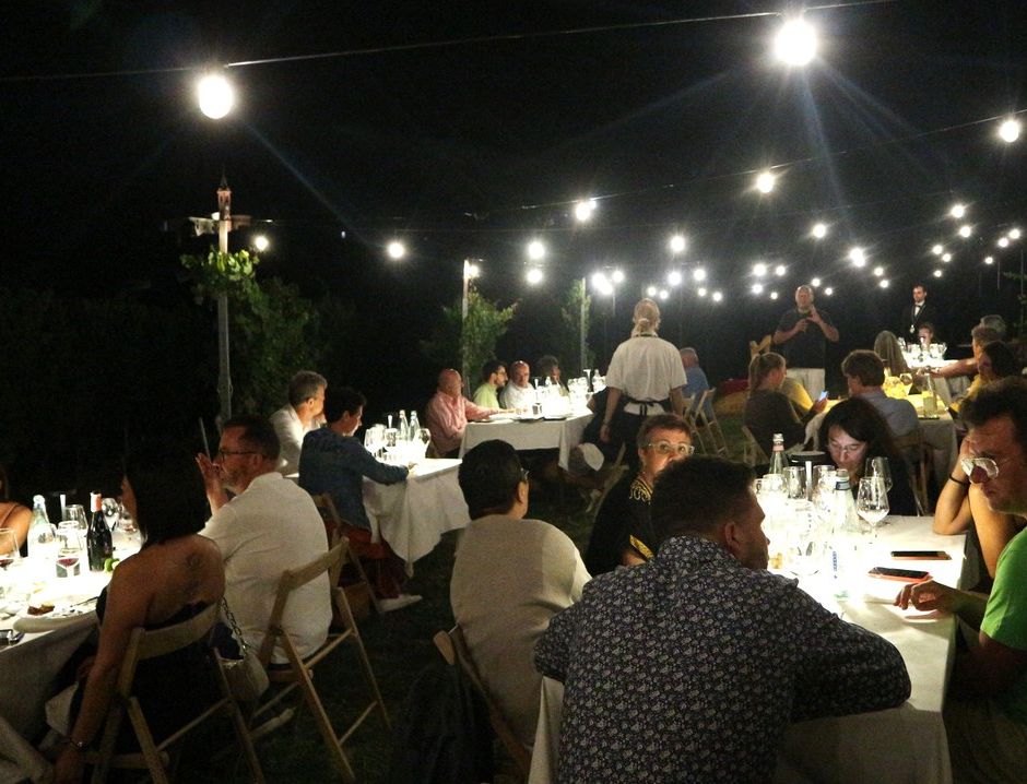 Magia sotto le stelle: le serate della Cantina La Torre di Castel Rocchero regalano un'esperienza tra vini pregiati e le melodie di Fabrizio De André.