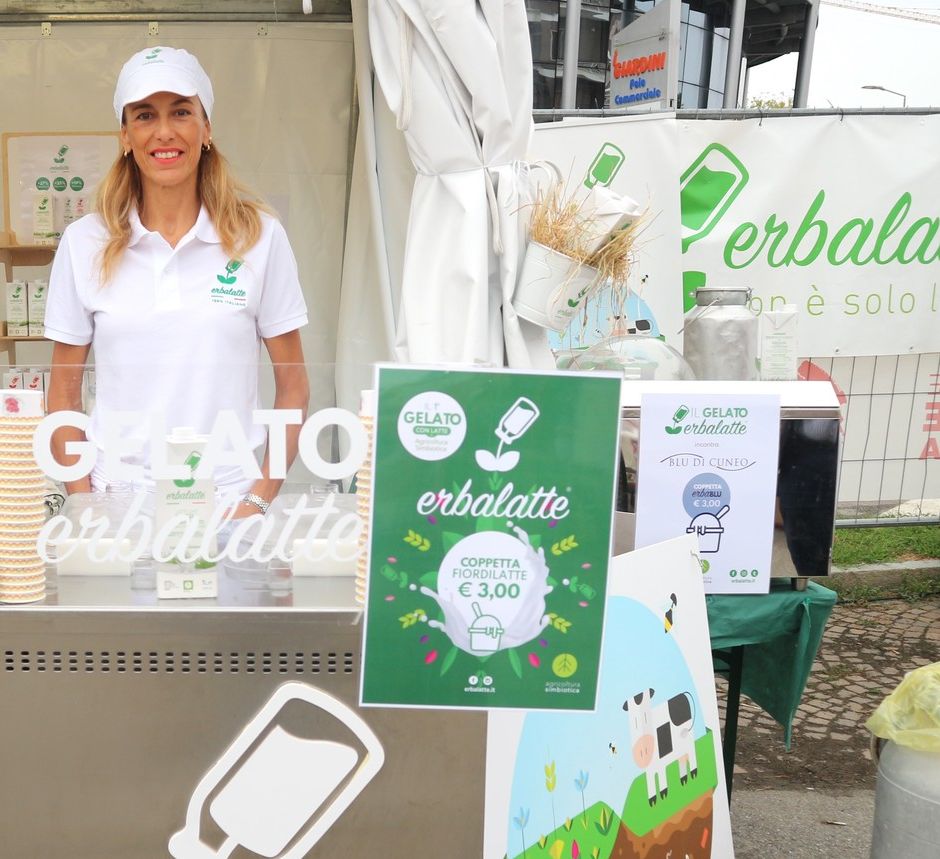 La rivoluzione di Erbalatte: dal foraggio autoprodotto all'assenza di OGM, anche il futuro del latte è sostenibile