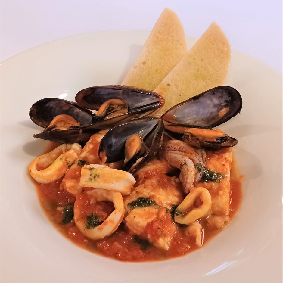 La Sosta: Buridda di pesce e molluschi con galletta del marinaio