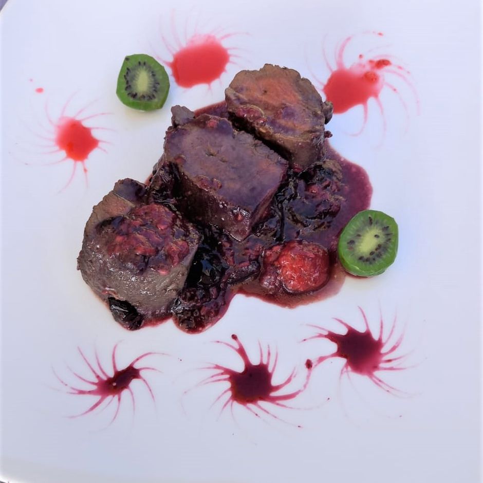 La ricetta: “Capriolo con lamponi e mirtilli” della chef Clelia Vivalda del ristorante Tra Arte e Querce di Monchiero (CN)