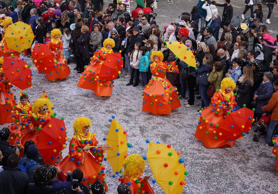 Carnevali di Fuoriporta 2024: tra borghi, carri, maschere e tradizioni. Cinque località da non perdere