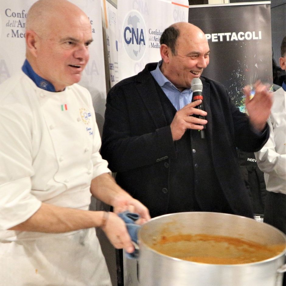 Lo chef Enrico Derflingher con il giornalista Claudio Porchia