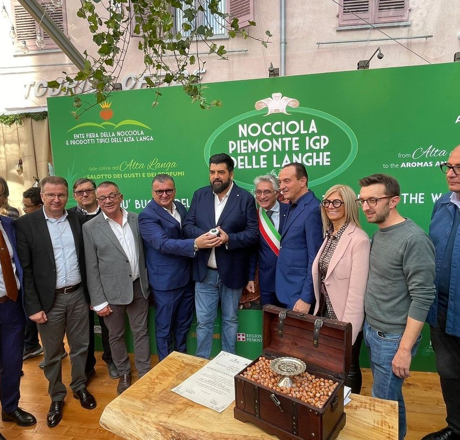 Allo chef Cannavacciuolo la Nocciola d'Oro delle Langhe: “Il segreto di questa terra è l’eccellenza dei vostri prodotti”