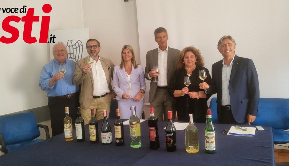 La Douja del Vermouth approda in Biblioteca: un riuscito 'matrimonio' tra la cultura del buon bere e quella letteraria [VIDEO]