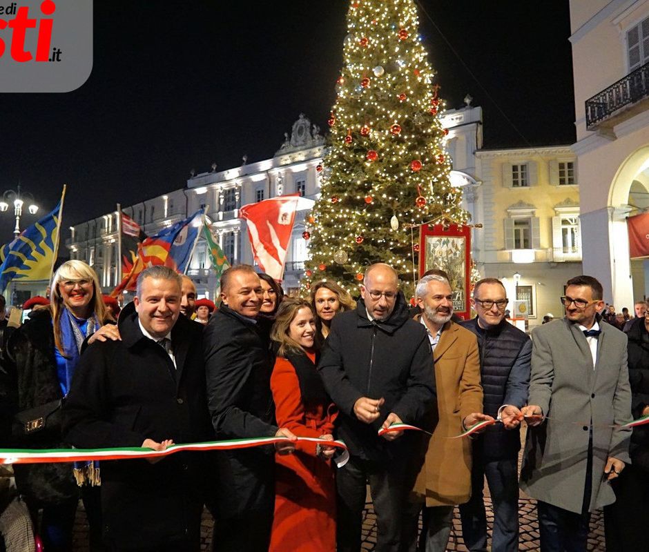 Ad Asti è arrivato Natale: lo spettacolo al Teatro Alfieri ha dato il via ufficiale al magico Paese di Natale. Acceso l'albero [FOTO E VIDEO]