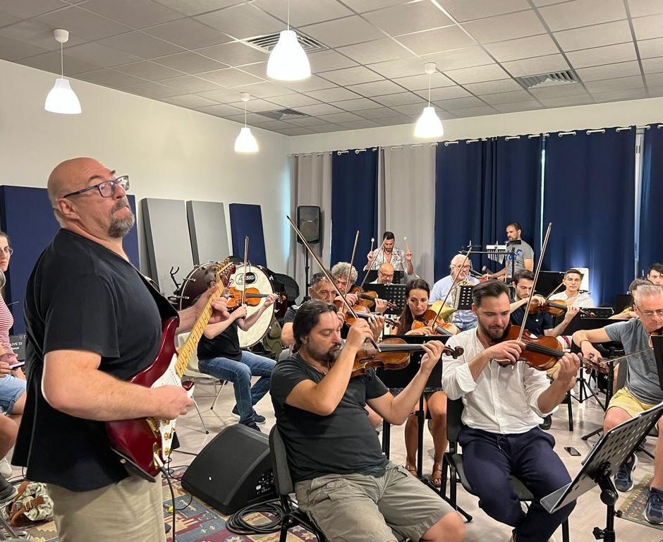 Domani sera all’Alfieri la musica sinfonica si fonderà con il rock
