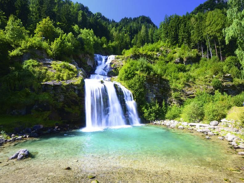 Canton Ticino: vacanza green con il percorso Yoga alla Cascata della Piumogna