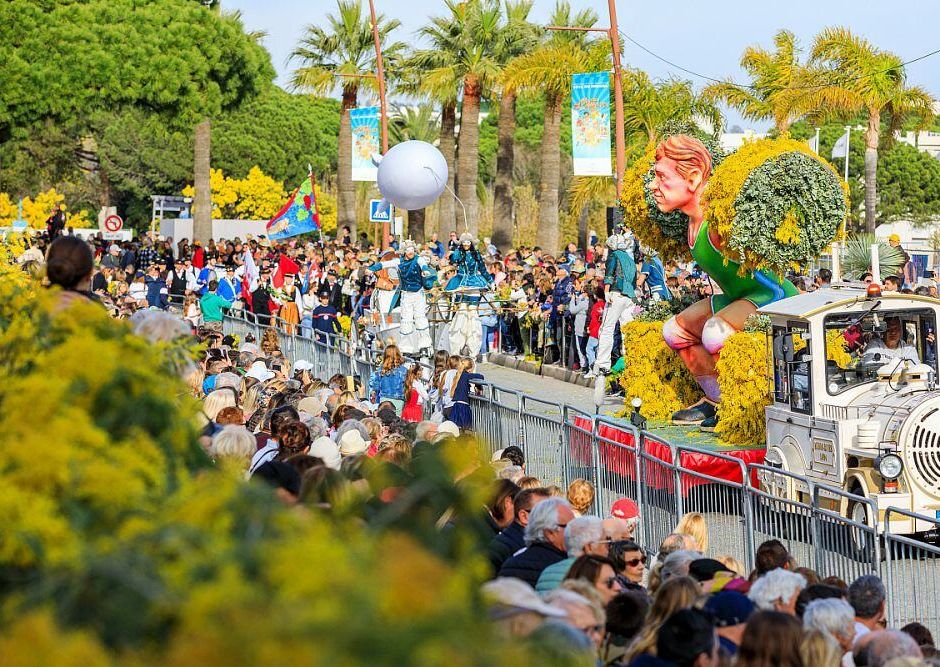Mandelieu la Napoule si colora di giallo: è il momento della Fête du Mimosa (Video)