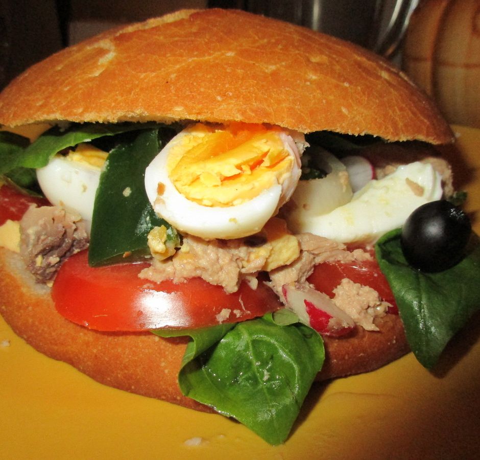 &quot;Pan Bagnat: il panino che sfida il colesterolo… e il mondo!&quot;