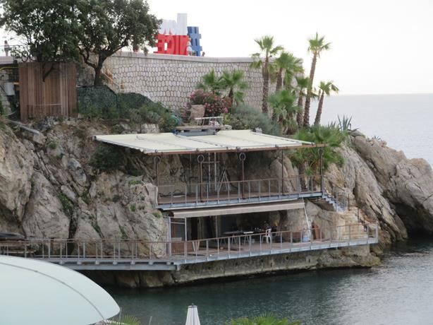 Nizza. a marzo un nuovo ristorante Les Bains du Castel, sarà specializzato in frutti di mare e si posizionerà a Rauba Capeu in un’area di 400 metri quadrati, con vista sulla Baia