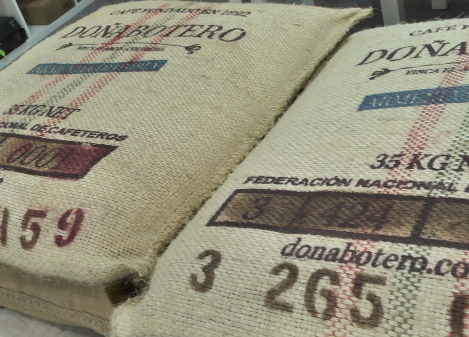 A Ventimiglia tutta la bontà del caffè in un laboratorio, che è una garanzia di qualità e artigianalità
