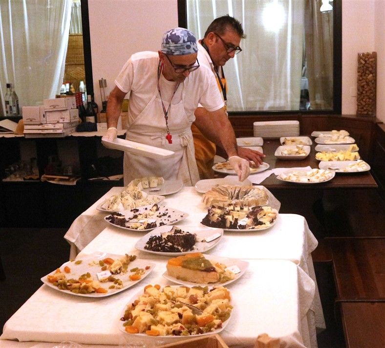 Sanremo – Villaggio dei Fiori: sold out per la serata dedicata al formaggio di tre importanti produttori: Le caprette del Parco di Pigna, l’azienda di Montagna di Tino Paiolo e il caseificio Beppino Occelli.