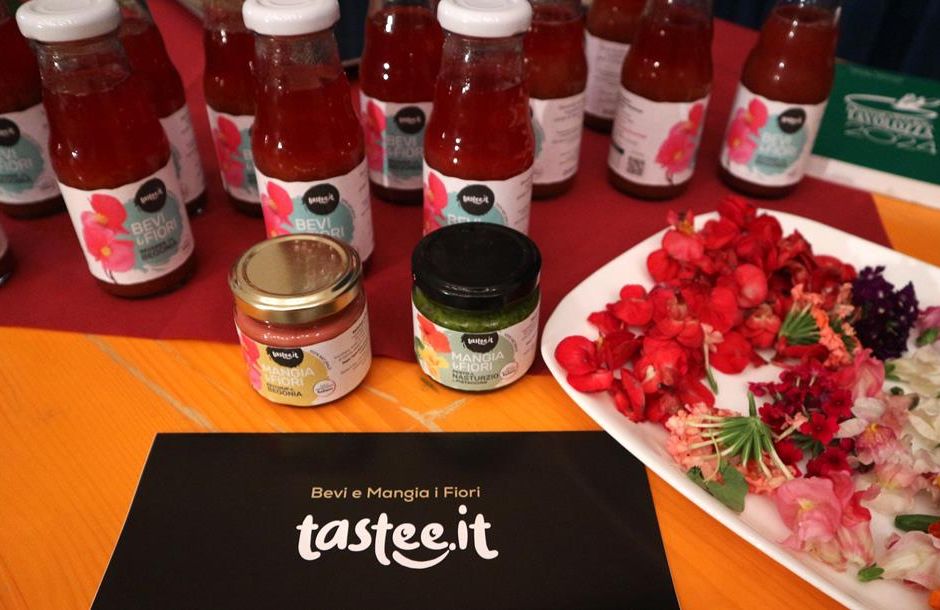 Le degustazioni uniche di ketchup di Begonia e pesto di Nasturzio dell'azienda Tastee.it conquistano il pubblico di Limone Piemonte.