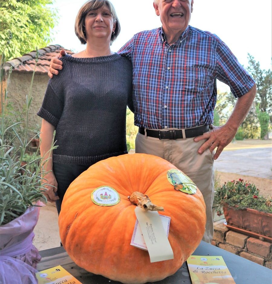 Il vice sindaco di Monte Vidon Combatte (FM)  Maria Tina Ferracuti con Roberto Ferretti presidente Agrituraso