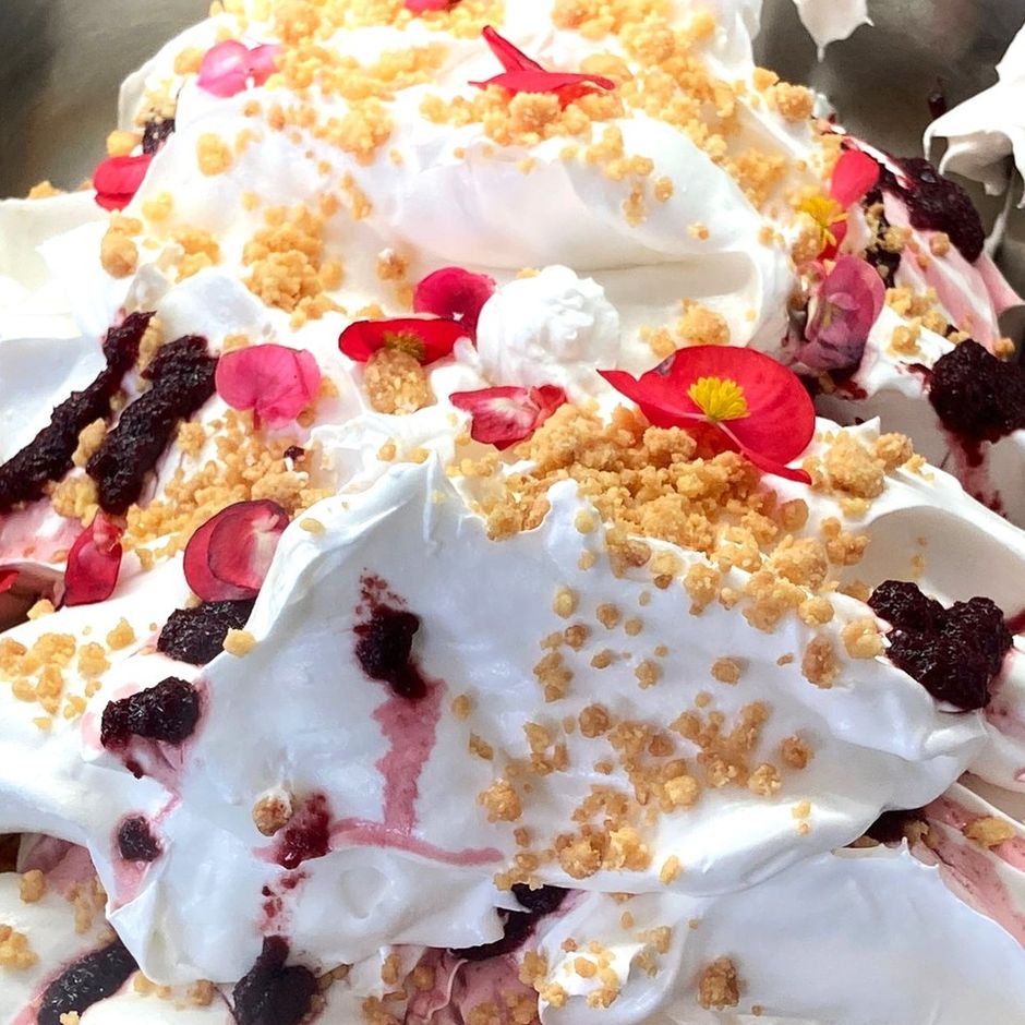 Alassio: i gelati floreali di Perlecò regalano un'esplosione di colori e sapori unici. Grandi protagoniste le nuove De.Co, il sorbetto Begonia e il gelato “Fiordibegonia”.