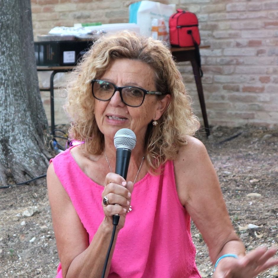 La chef cuneese Clelia Vivalda conquista le Marche con i suoi biscotti ai fiori di campagna